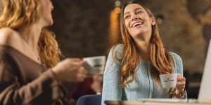 Sfeerbeeld van Care for Coffee waar twee mensen koffie drinken tijdens een gesprek