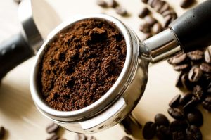 Voorbeeld van Care for Coffee waar koffiedik te zien is